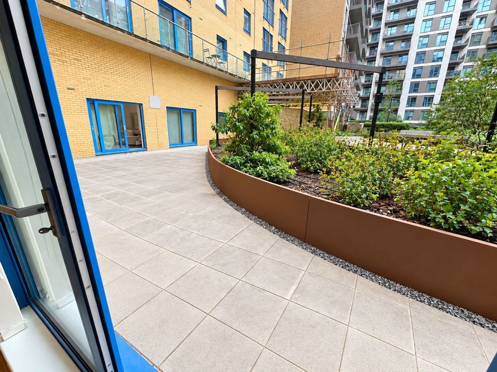 Property photo 3 of 11 Communal Terrace
