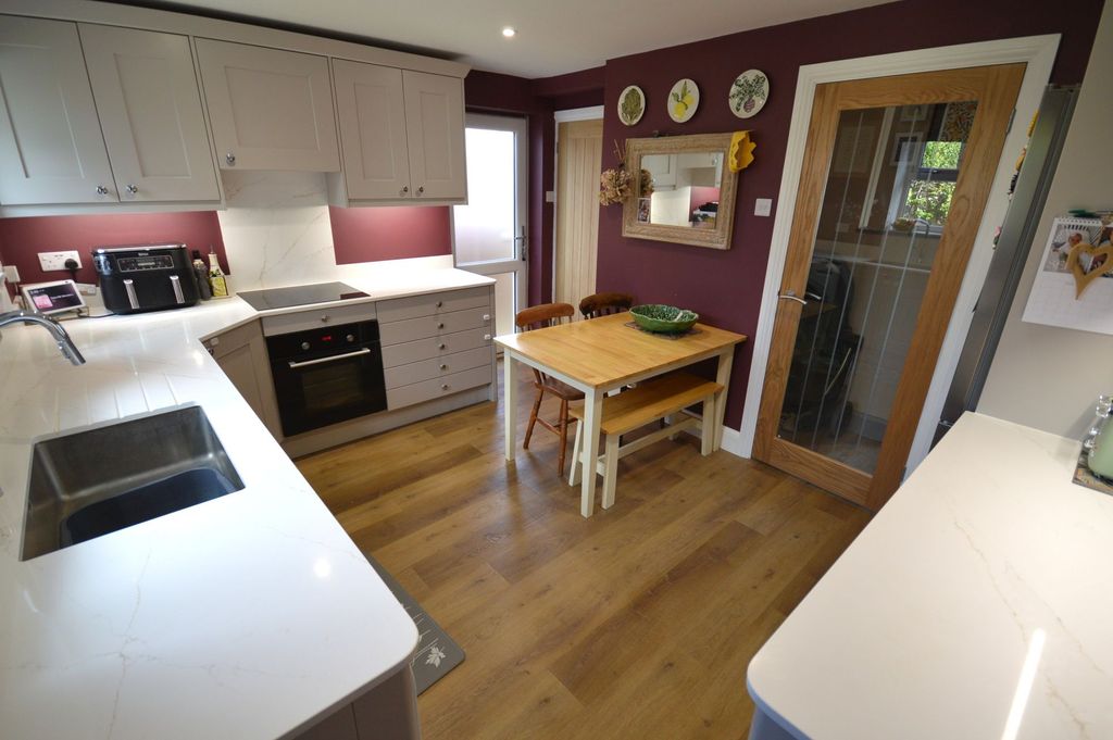 Property photo 2 of 11 Kitchen Breakfast Room