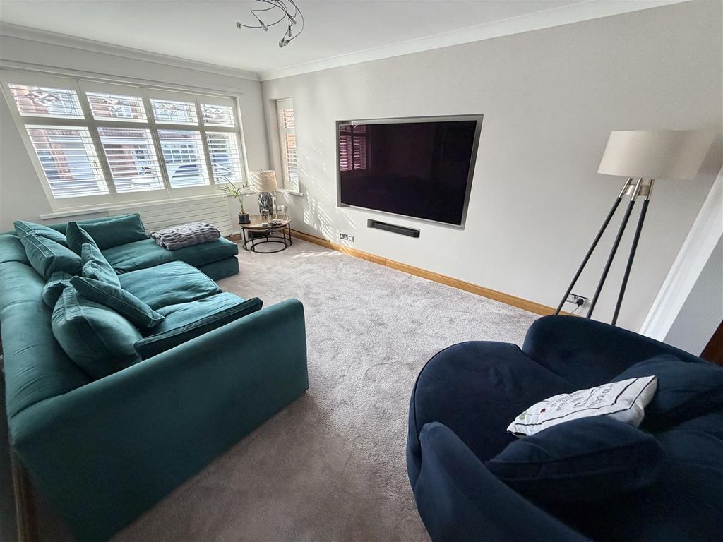 Property photo 2 of 19 Lounge