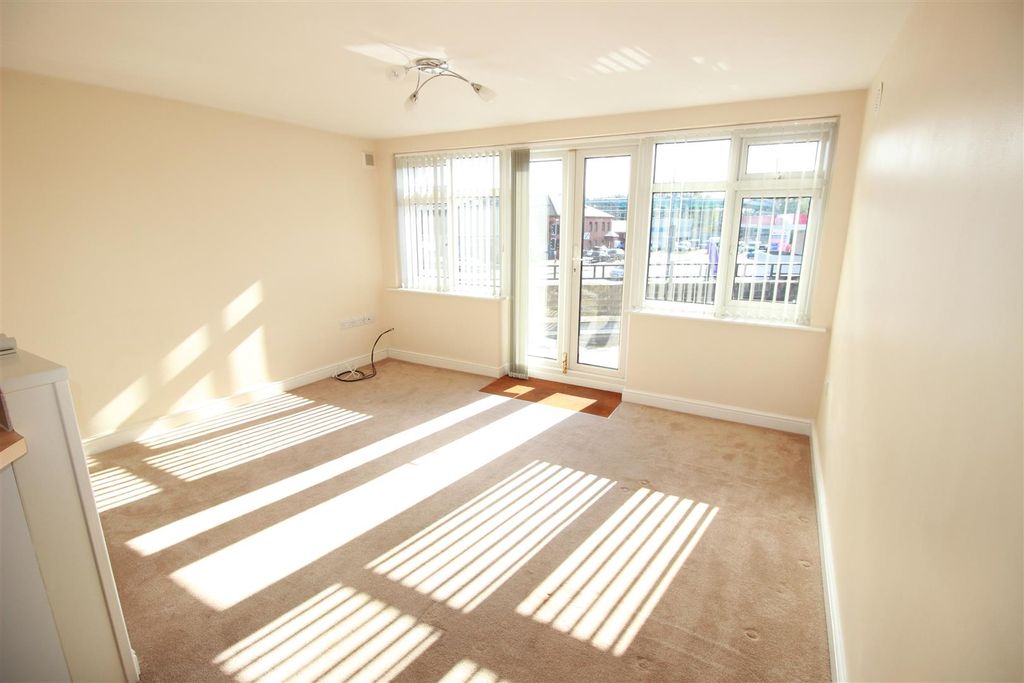 Property photo 3 of 10 Living.Jpg