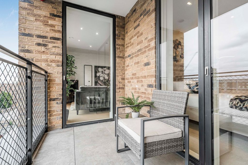 Property photo 2 of 27