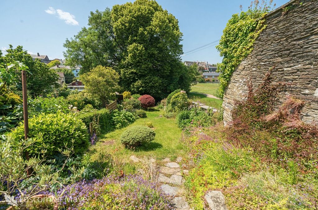 Property photo 2 of 18