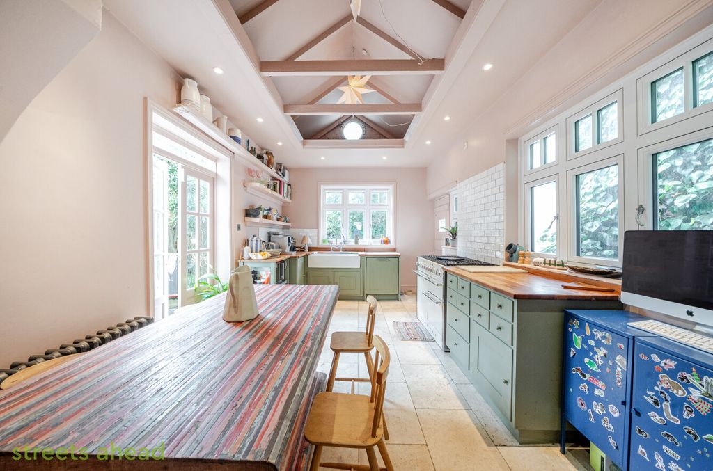 Property photo 1 of 21 Bde79Cb4-17E8-437...