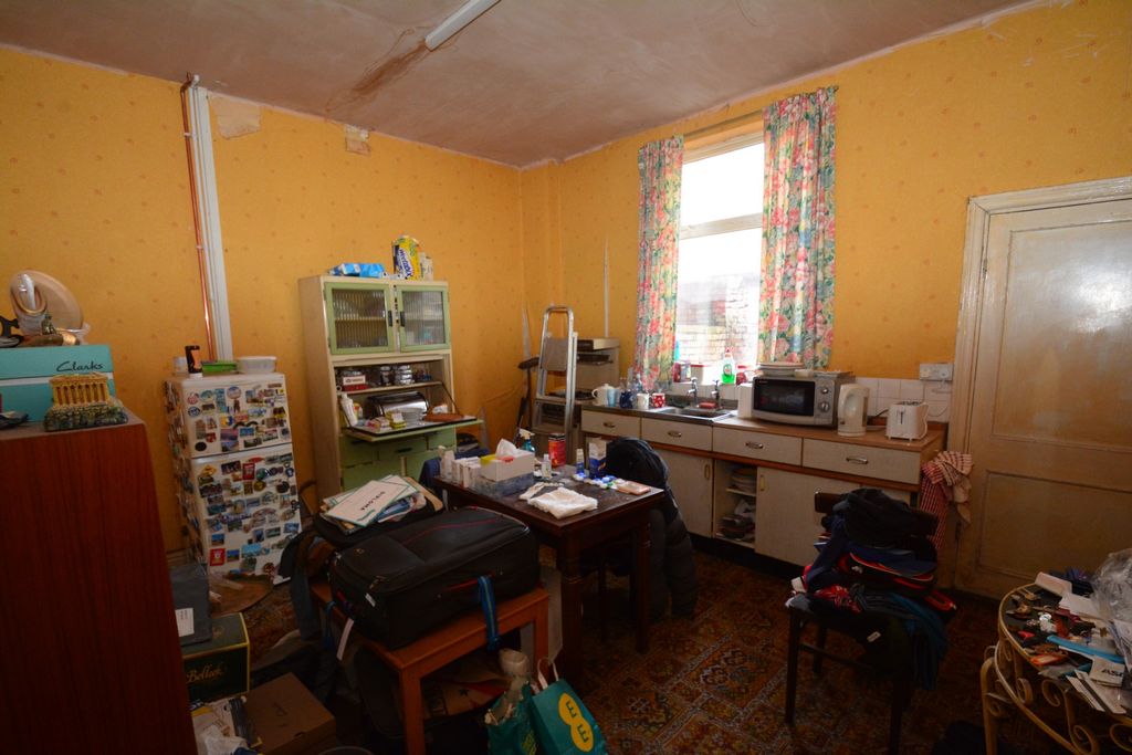 Property photo 3 of 10 Kitchen