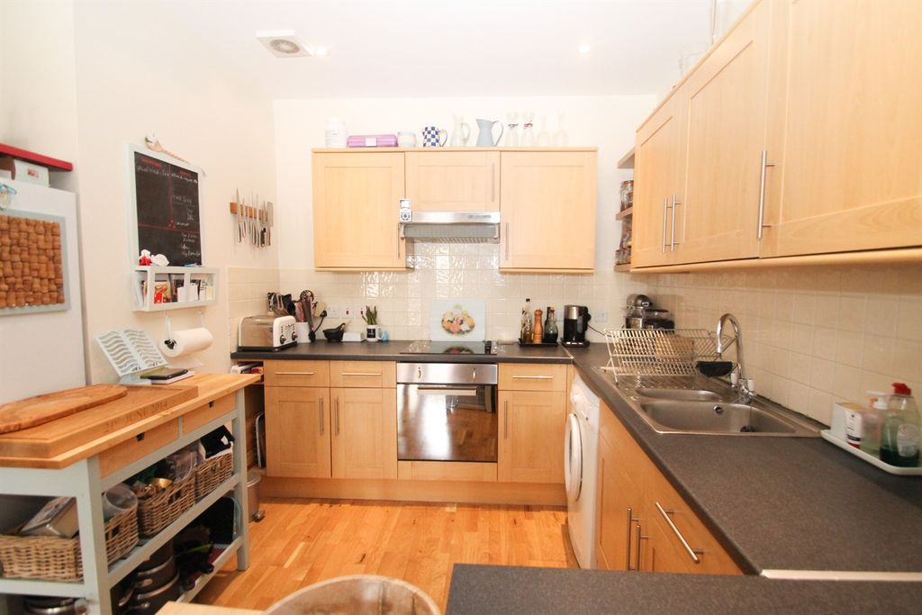 Property photo 3 of 11 Kitchen