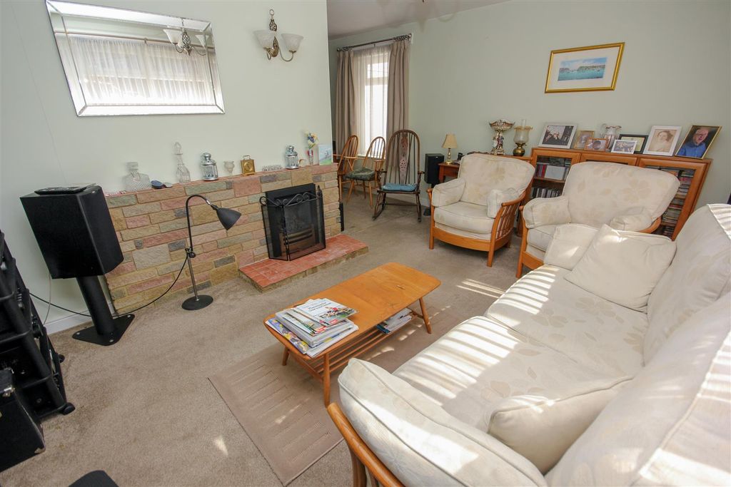 Property photo 3 of 20 Lounge..Jpg