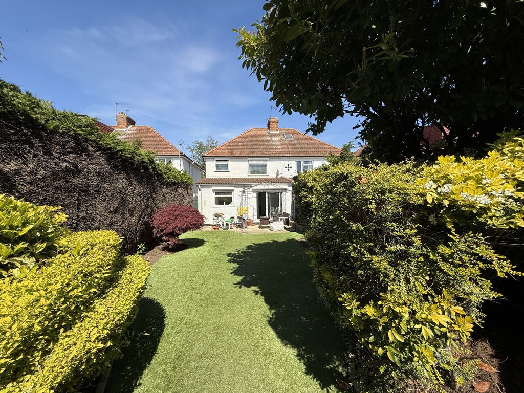 Property photo 1 of 8 4 Bed Semi-Detached House To Rent Nestles Avenue, Hayes Ub3