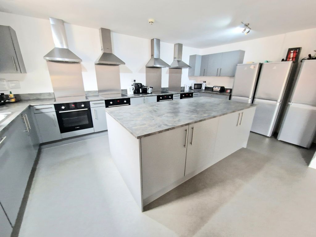 Property photo 2 of 9 Kitchen