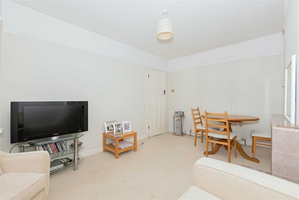 Property photo 3 of 16 Westfield Close_2.Jpg