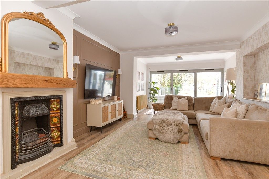 Property photo 3 of 13 Lounge