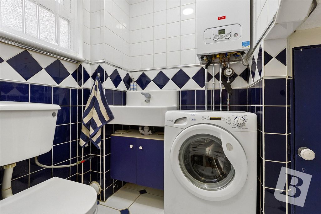 Property photo 3 of 21 Cloakroom