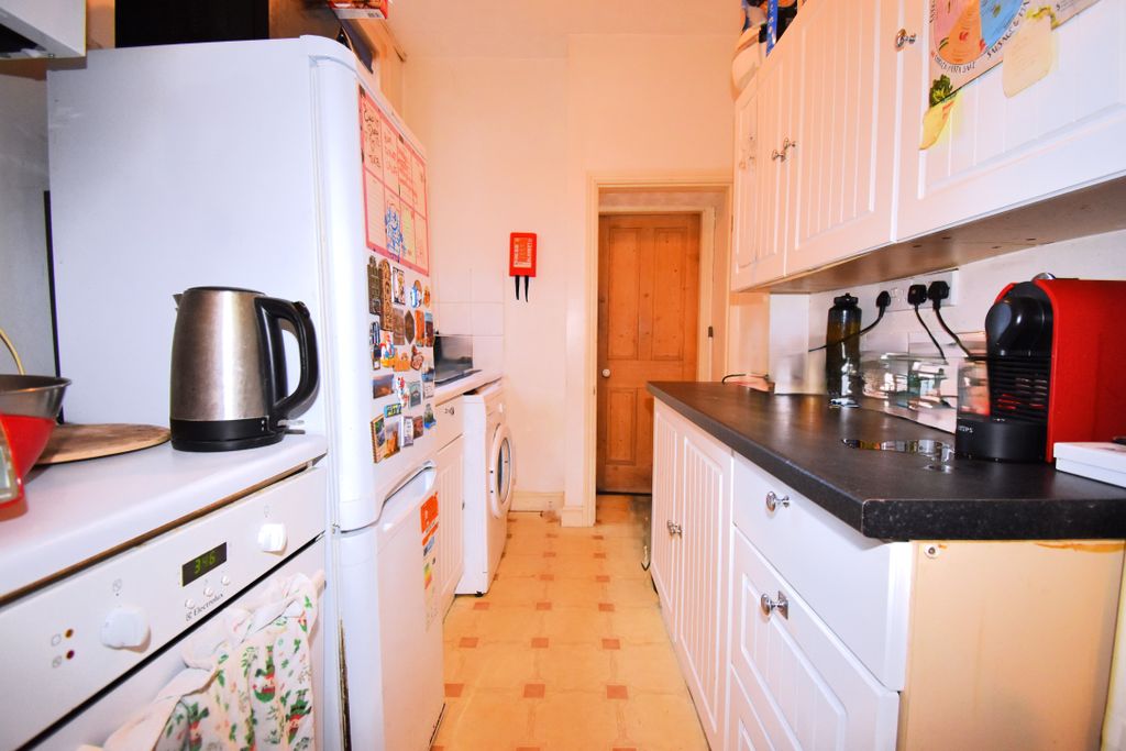 Property photo 3 of 10 Kitchen