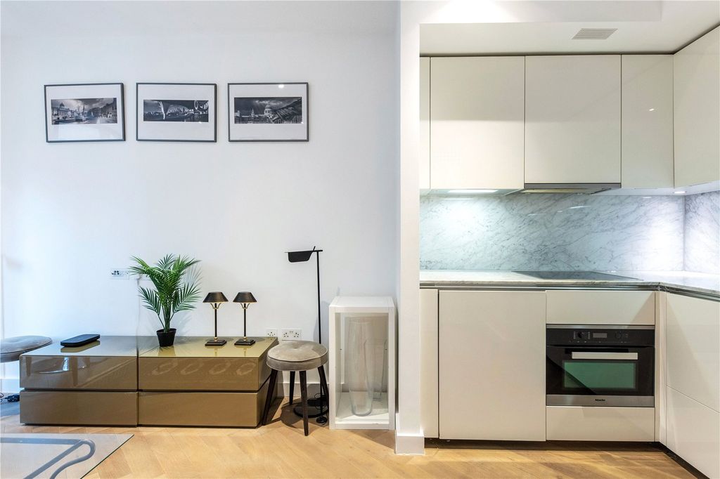 Property photo 3 of 9 Kitchen / Living