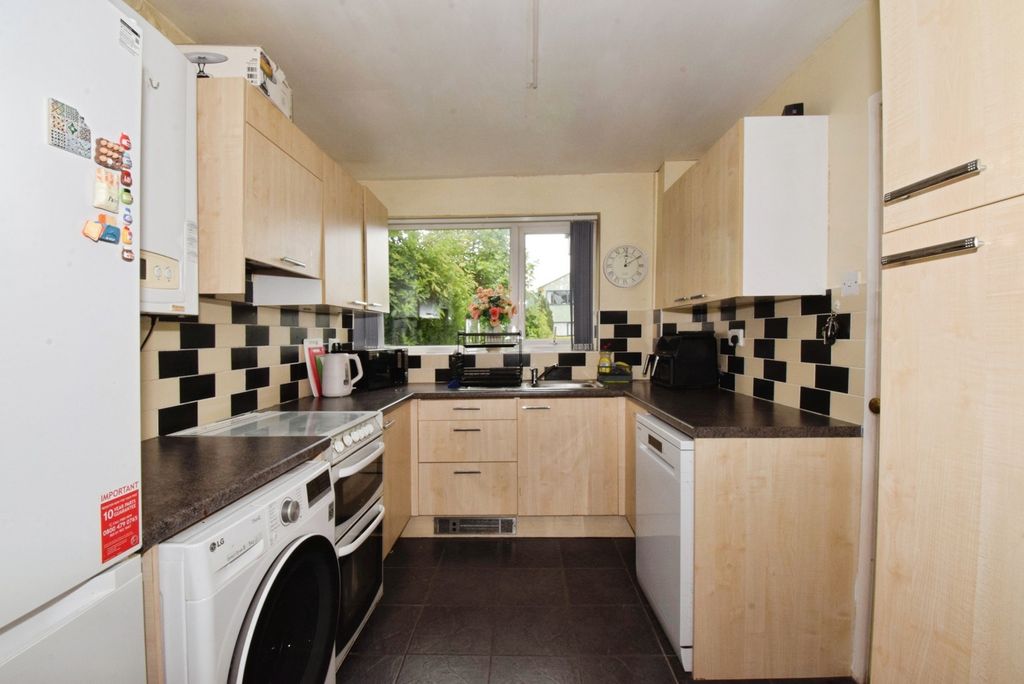 Property photo 3 of 18 Kitchen