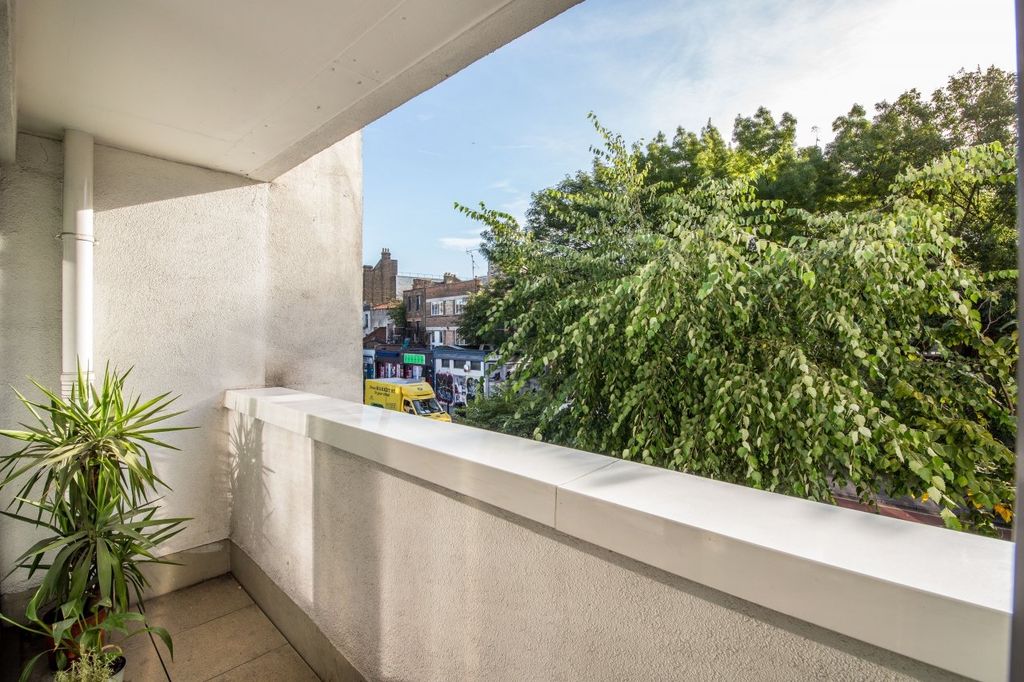 Property photo 2 of 8 Balcony