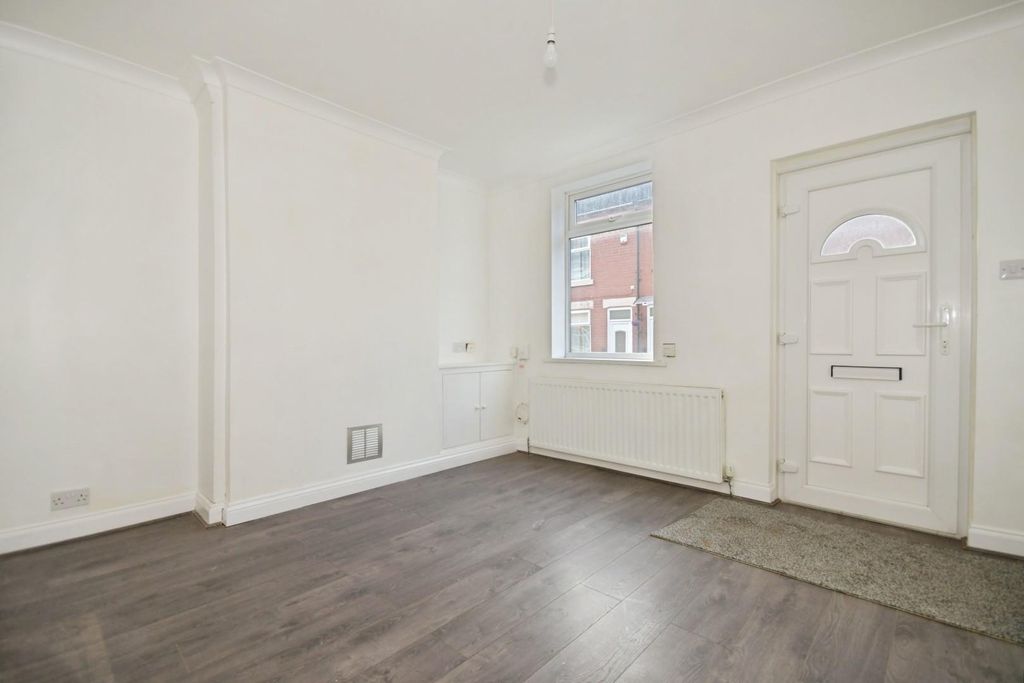 Property photo 3 of 11 Lounge 01.Jpg