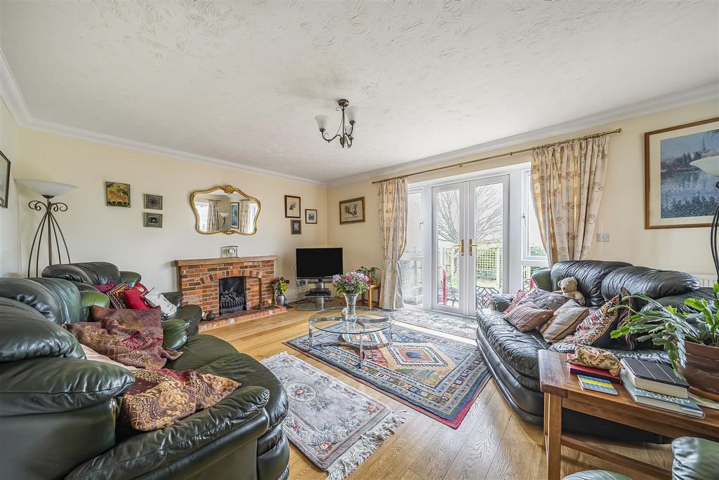 Property photo 3 of 15 Sitting Room