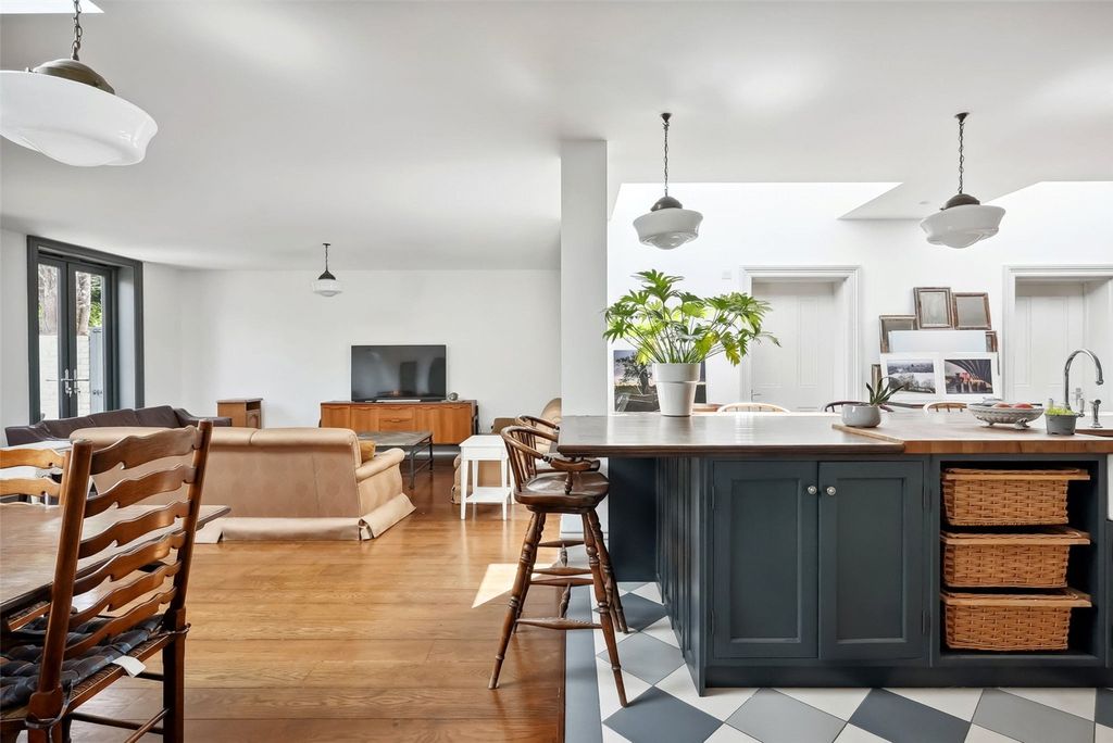 Additional image 11 of 6 bed semi-detached house for saleUxbridge Road, Hampton TW12