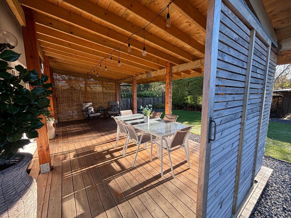 Property photo 2 of 27