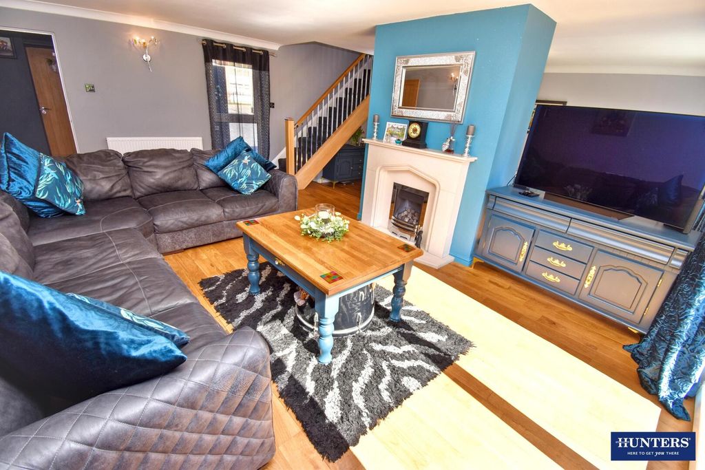 Property photo 2 of 22 Living Room