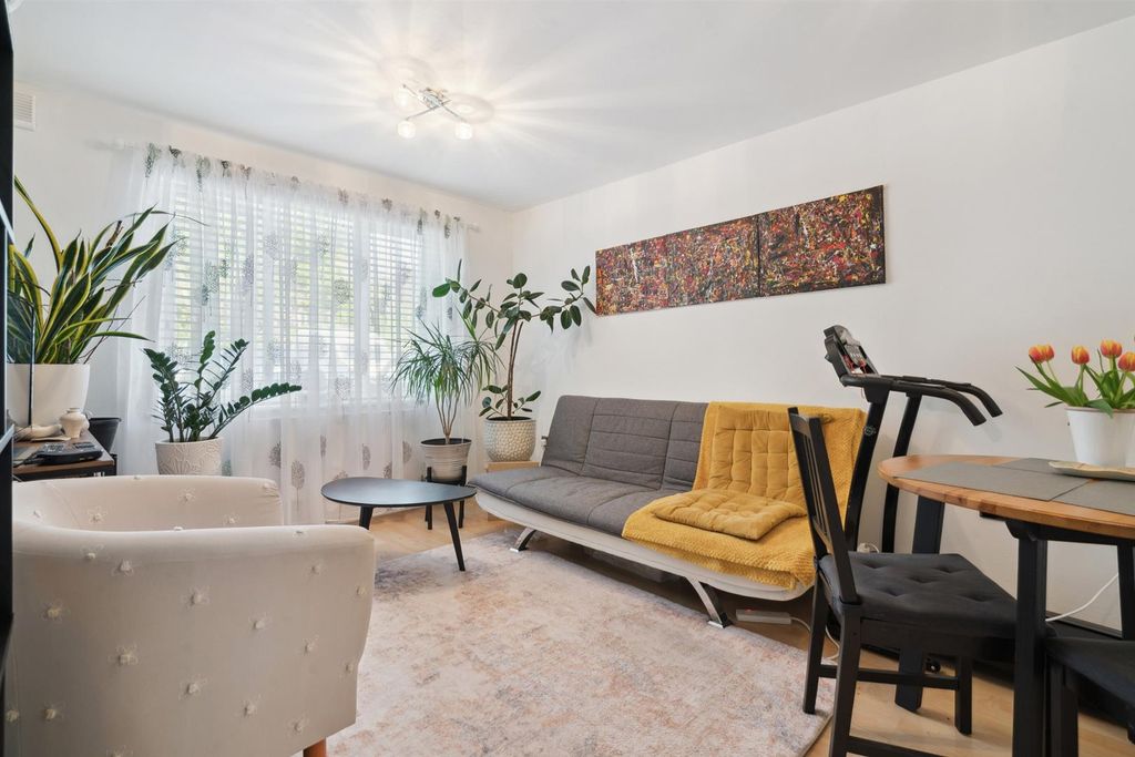 Property photo 3 of 8 194 Heathfield Drive Cr4 Reception 1.Jpg