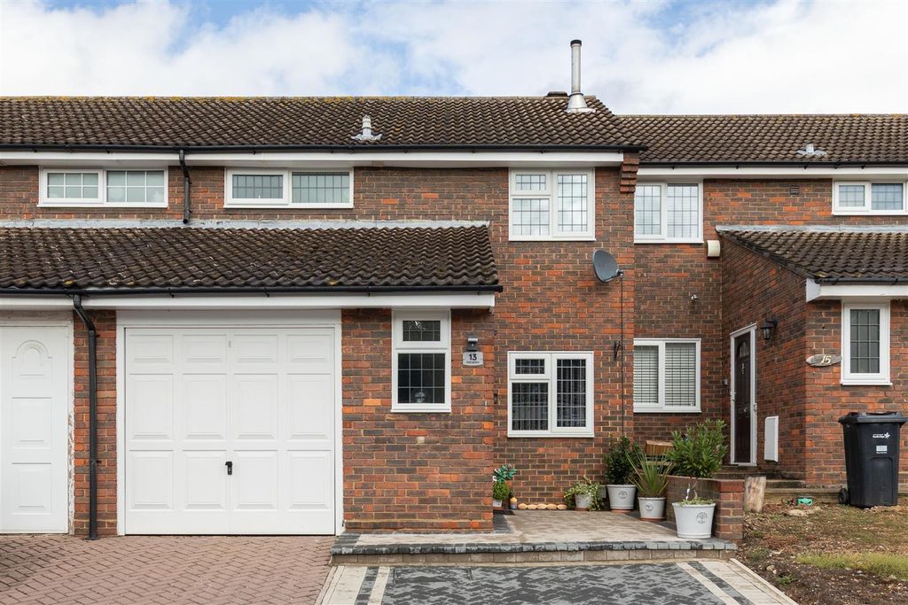 Property photo 1 of 25 Owen Gardens, Ig8