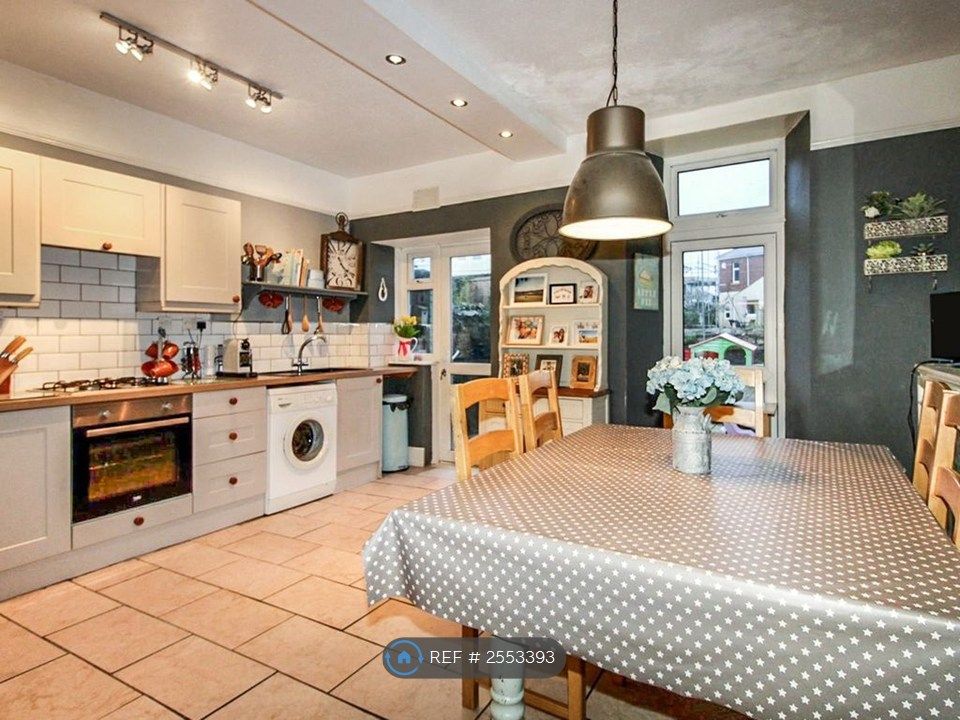 Property photo 2 of 7 Kitchen