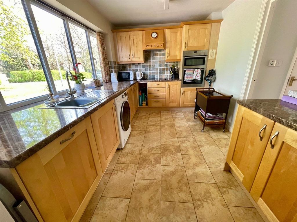 Property photo 3 of 19 Kitchen