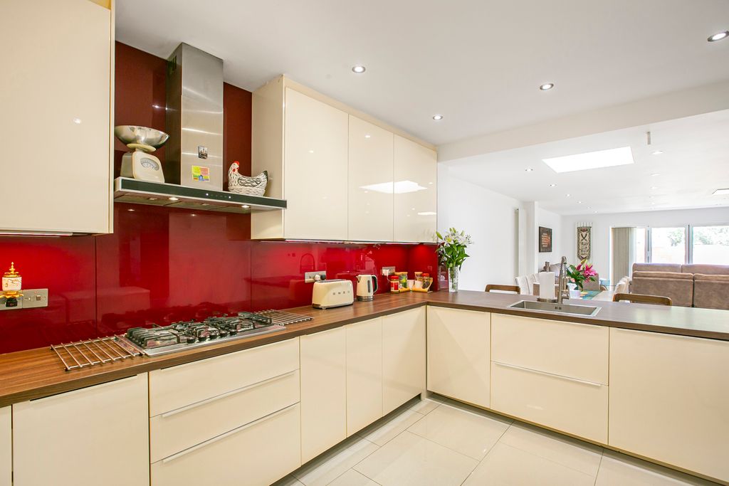 Property photo 3 of 27 Kitchen