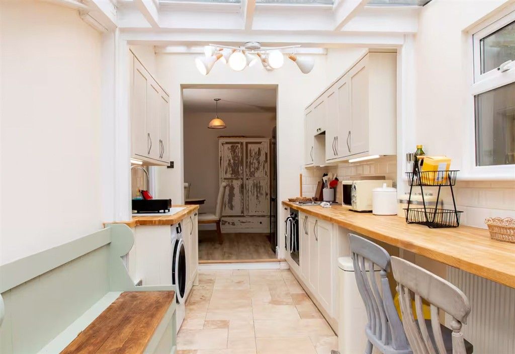 Property photo 3 of 11 Kitchen