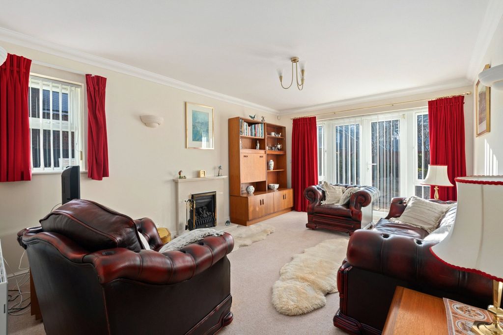 Property photo 2 of 36 Lounge