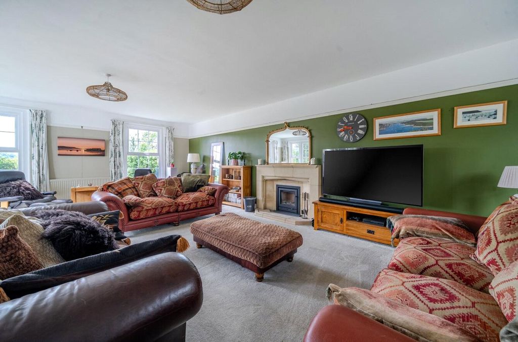 Property photo 3 of 33 Sitting Room