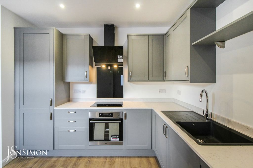 Property photo 2 of 27