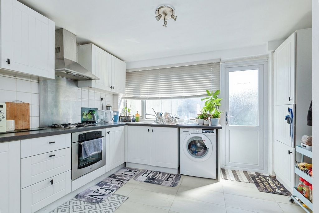 Property photo 3 of 16 Kitchen