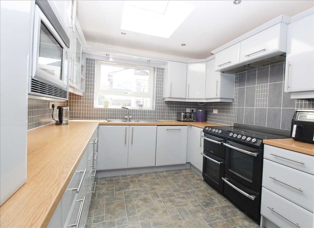 Property photo 2 of 18 Feature Photo