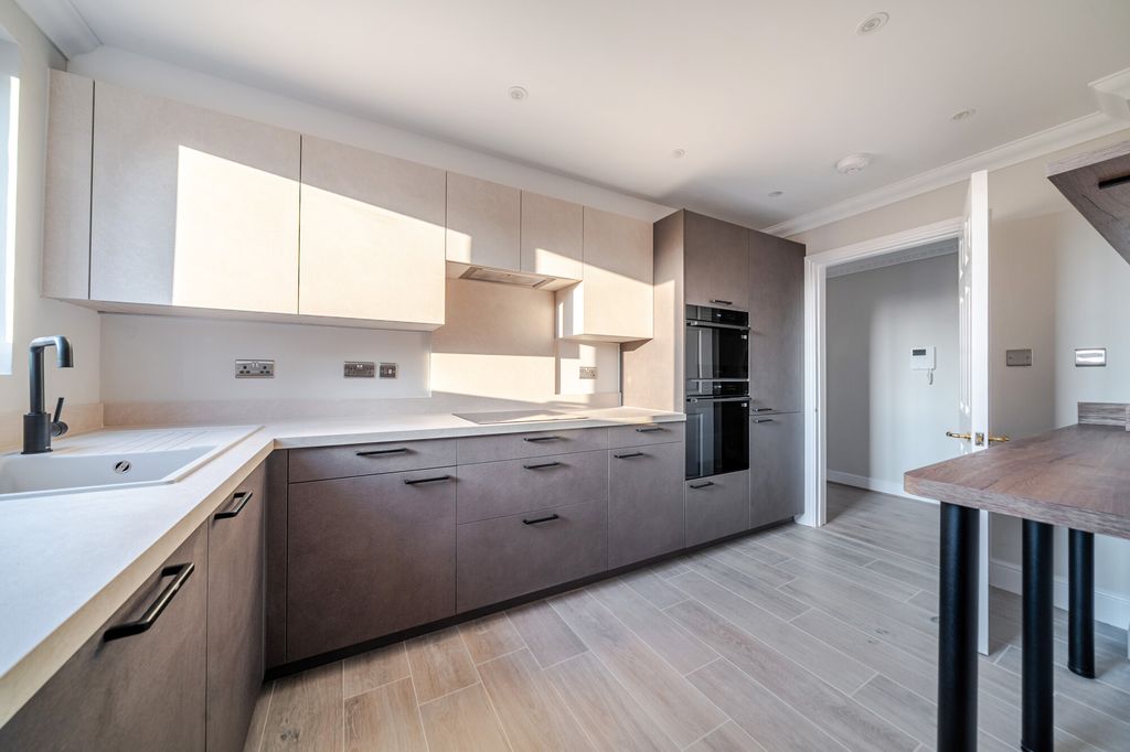 Property photo 2 of 8 Kitchen