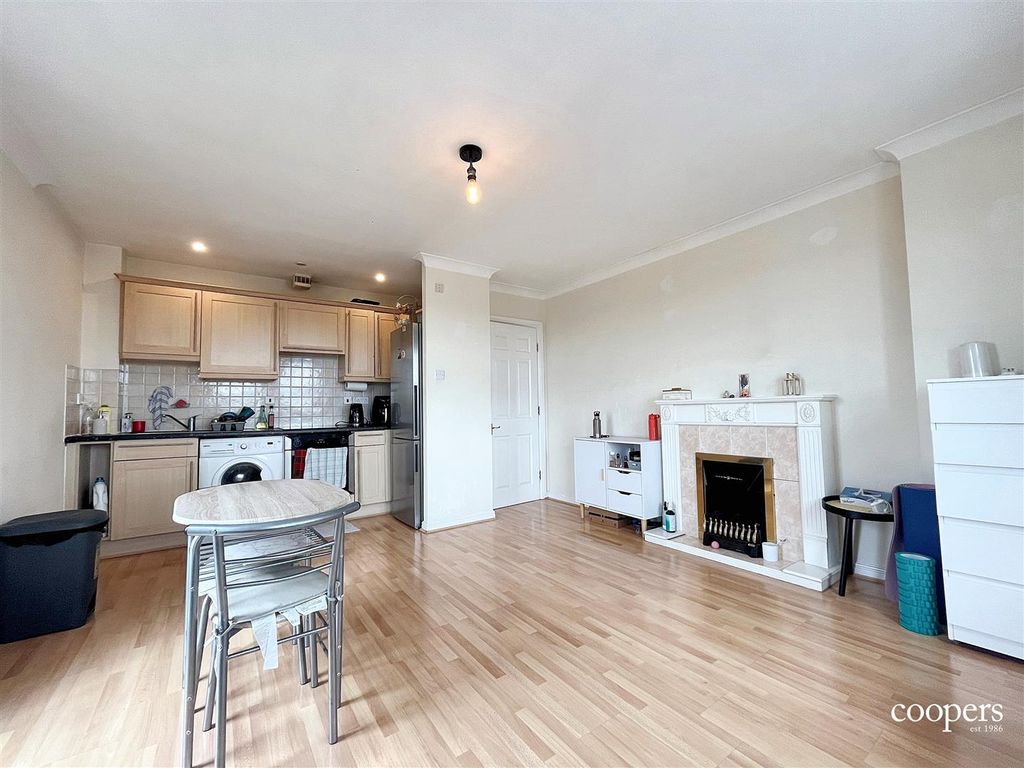 Property photo 2 of 8 Lounge