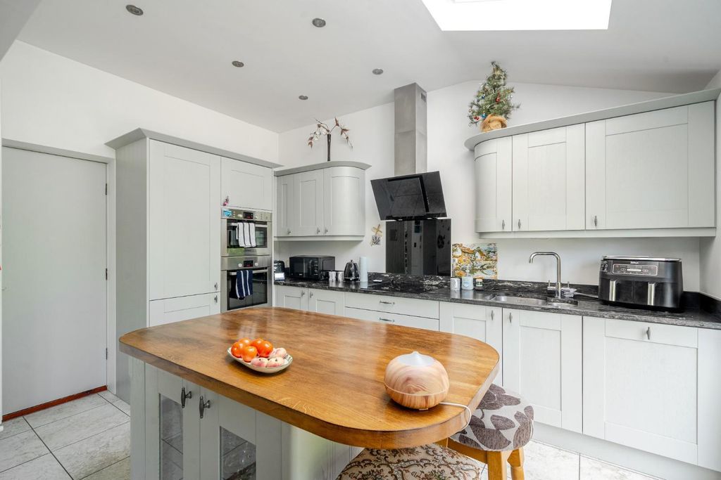 Property photo 3 of 18 Kitchen - New.Jpg