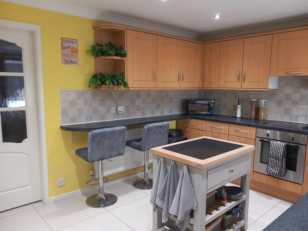 Property photo 3 of 18 Kitchen 2.Jpg