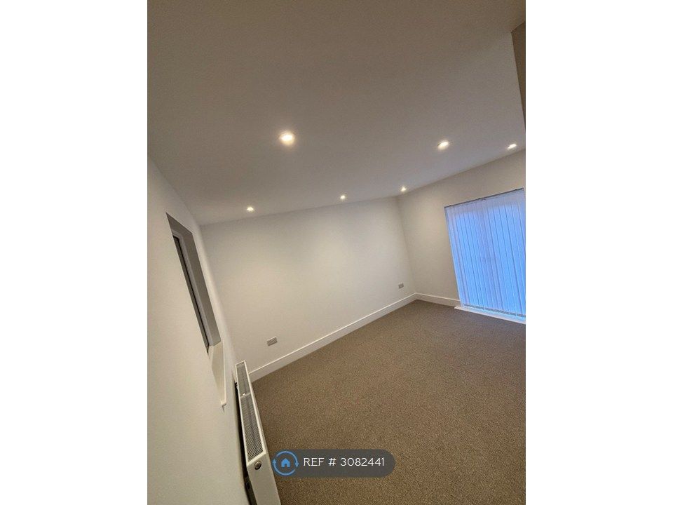 Property photo 3 of 16 Spacious Living Room With Balcony Access