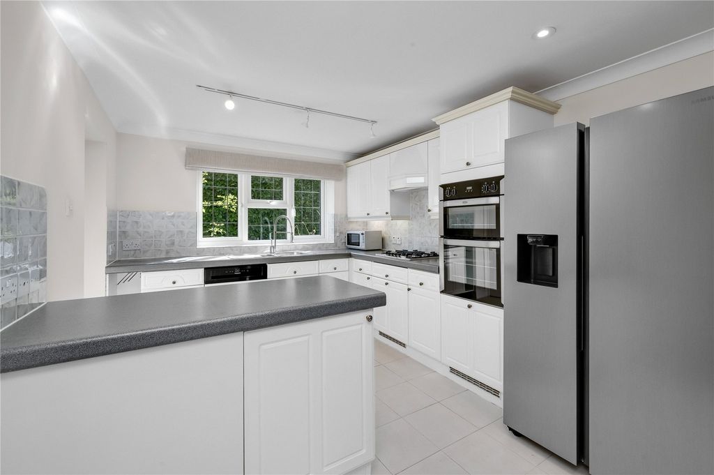Property photo 2 of 17 19 Clevedon 15