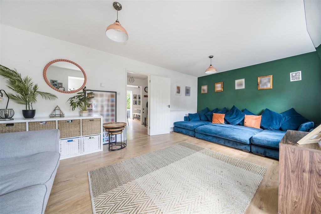 Property photo 3 of 18 Living Room