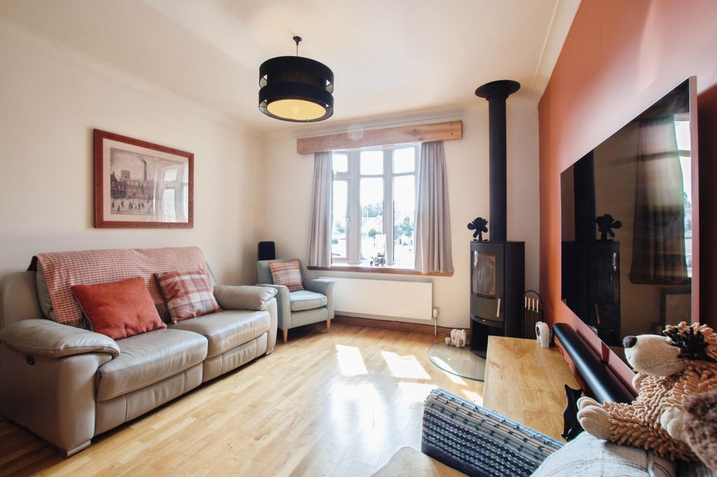 Property photo 2 of 18 Lounge