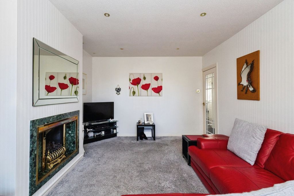 Property photo 3 of 18 Living Room