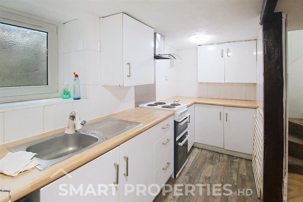 Property photo 3 of 8 Kitchen
