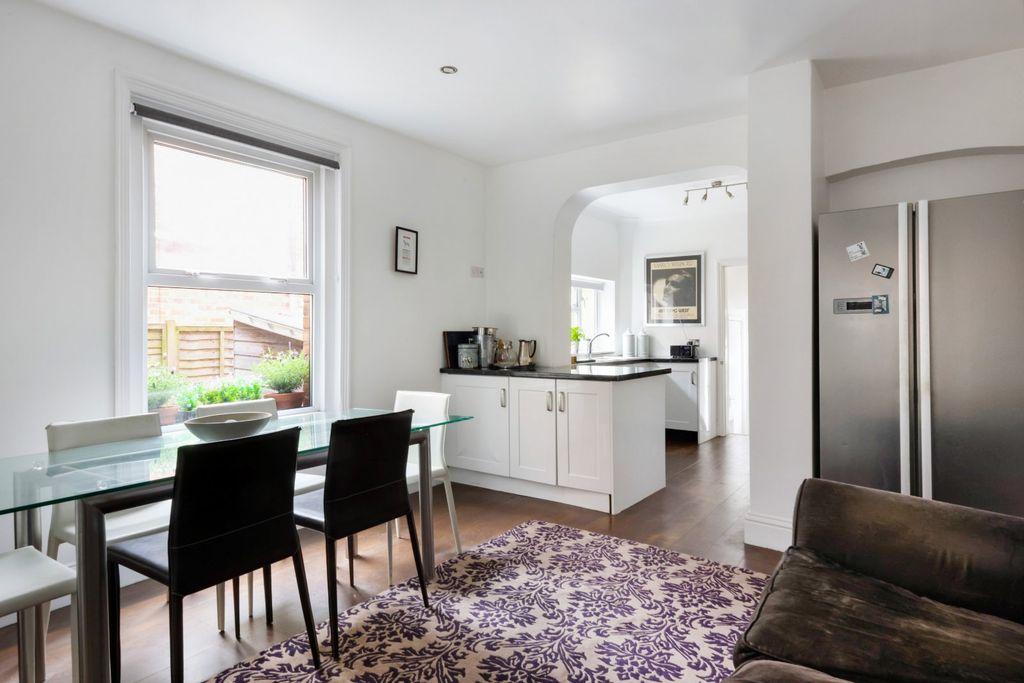 Property photo 3 of 16 Kitchen/Breakfast