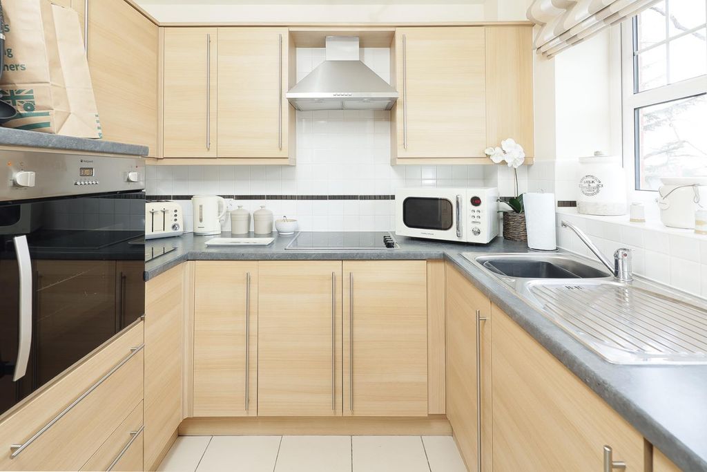 Property photo 3 of 12 Kitchen