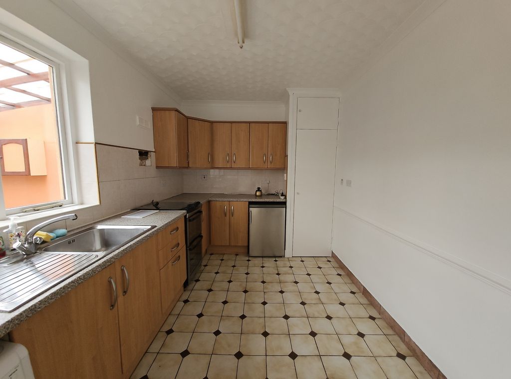 Property photo 3 of 12 Kitchen