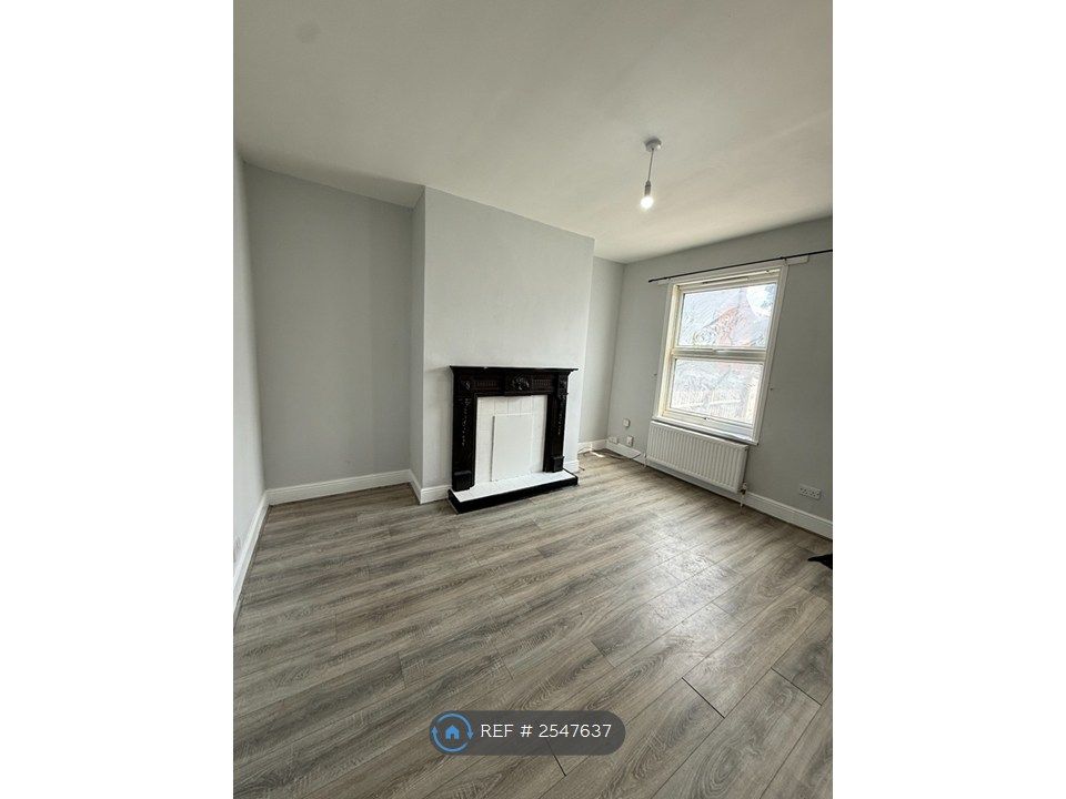Property photo 3 of 7 Living Room