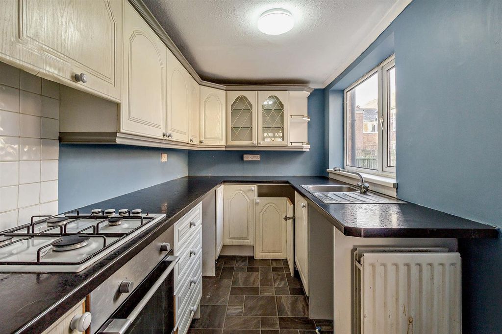 Property photo 2 of 13 8672127-Interior08-800.Jpg